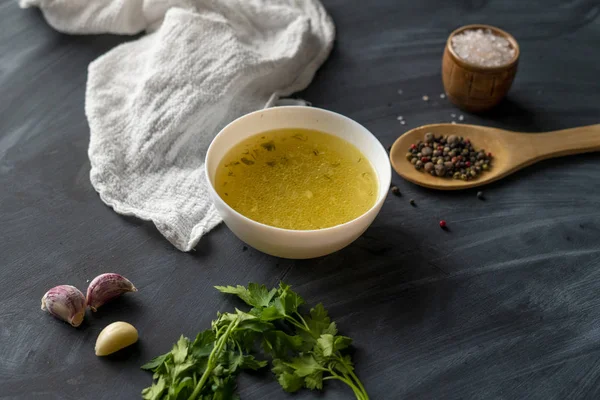 부엌에서 세라믹 그릇에 집에서 요리 된 불리온 또는 맑은 수프, 건강한 음식과 다이어트 — 스톡 사진