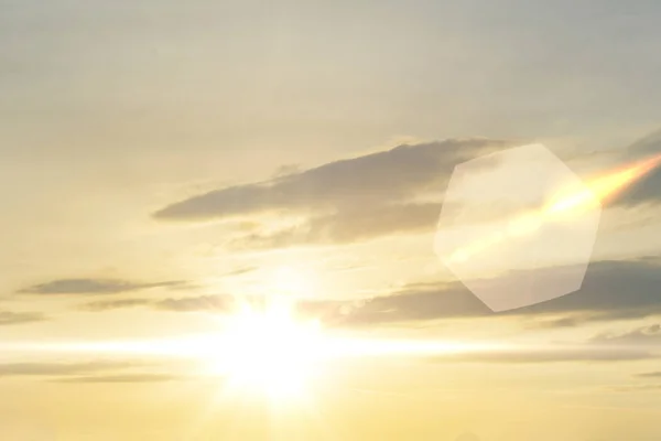 Bewölkter Himmel bei Sonnenuntergang, gelbe Sonnenstrahlen oder Strahlen gehen durch die Wolken — Stockfoto