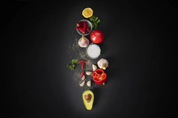 Widok z góry świeżych składników guacamole, Naturalne organiczne warzywa na stole, kuchnie domowe — Zdjęcie stockowe