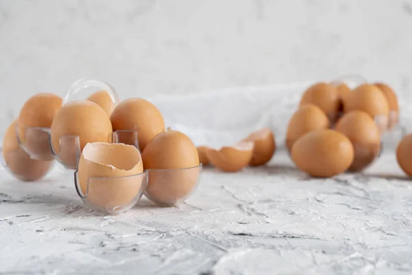 Ovos na mesa com rachaduras em meia, gema e proteína em ovo aberto, ovos mexidos fogões — Fotografia de Stock