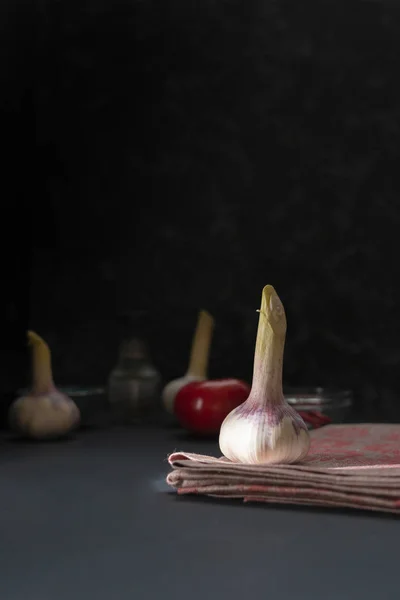 Würziger trockener Knoblauch auf einem dunklen Tisch, asiatisches Essen, gemahlener scharfer Pfeffer auf den Oberflächen — Stockfoto