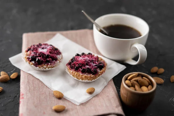 Taza de poner plana con café caliente, pastel dulce en una mesa negra, desayunos caseros — Foto de Stock