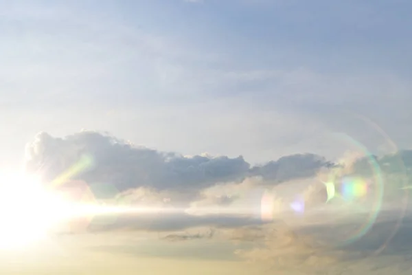 Felhős ég napnyugtakor, sárga napsugarak vagy gerendák megy át a felhő — Stock Fotó