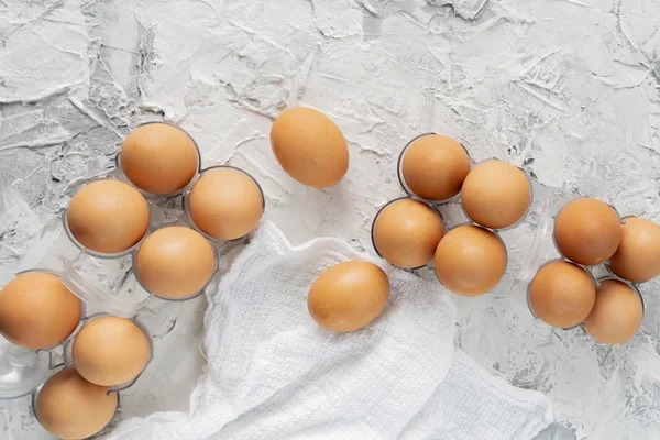 De nombreux œufs de poulet crus non cuits dans un plateau en plastique sur la table de grunge, régimes spéciaux d'œufs — Photo