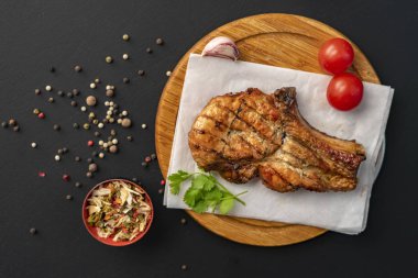 kırmızı sos, soğan ve baharat, marul yaprakları ile sıcak kavrulmuş barbekü sığır biftek