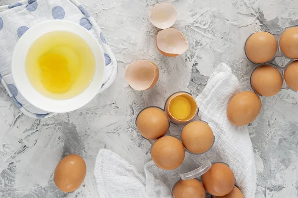 Много сырых сырых сырых куриных яиц в пластиковом лотке на гранж стол, специальные диеты яйцо — стоковое фото
