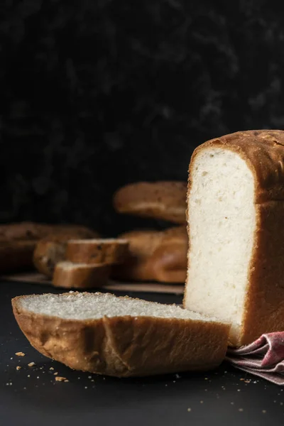 Čerstvý horký bochník bílého chleba v kuchyni, vaří zdravou snídani v kuchyních — Stock fotografie