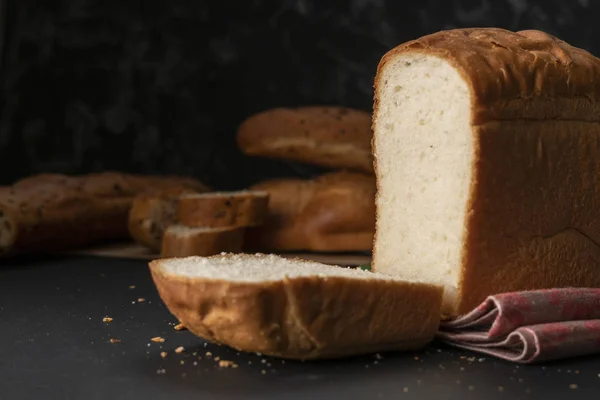 Čerstvě upečený bílý chléb s kovovým nožem, toasty pro vaření sandwitchsů — Stock fotografie