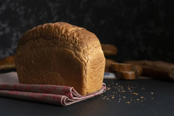 Čerstvý horký bochník bílého chleba v kuchyni, vaří zdravou snídani v kuchyních — Stock fotografie