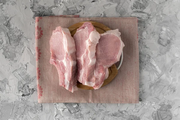 원시 고기 조리되지 않은 조각의 상단보기, 나무 보드 고립에 돼지 고기를 잘라 — 스톡 사진