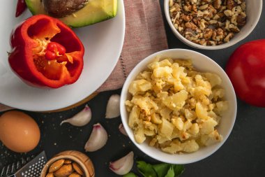 kase ve sebze ve yumurta çeşitli fındık ile Kavrulmuş karnabahar salatası ile kahvaltı