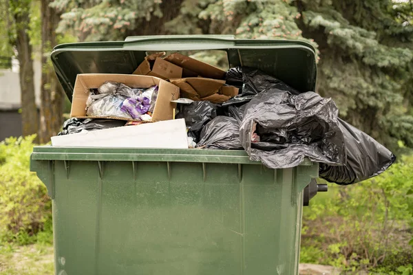 金属绿色老满垃圾容器,自然污染概念 — 图库照片