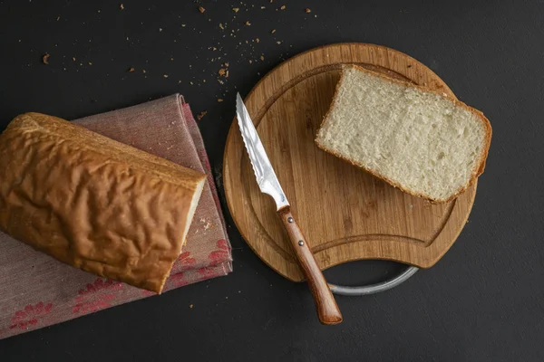 Čerstvě upečený bílý chléb s kovovým nožem, toasty pro vaření sandwitchsů — Stock fotografie
