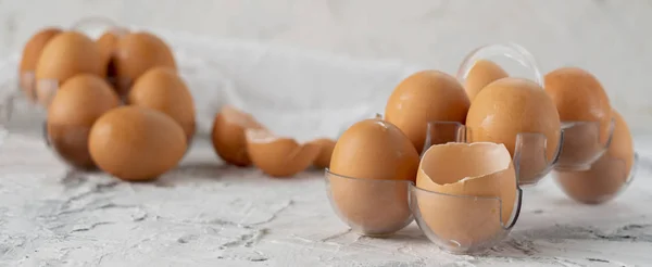 Veel rauwe ongekookte kippen eitjes in een plastic bakje op de grunge tafel, speciale Eier diëten — Stockfoto