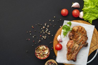 baharatlı sığır eti biftek bir kömür veya ızgara, biber ve yeşil letucce etrafında yatıyordu pişmiş