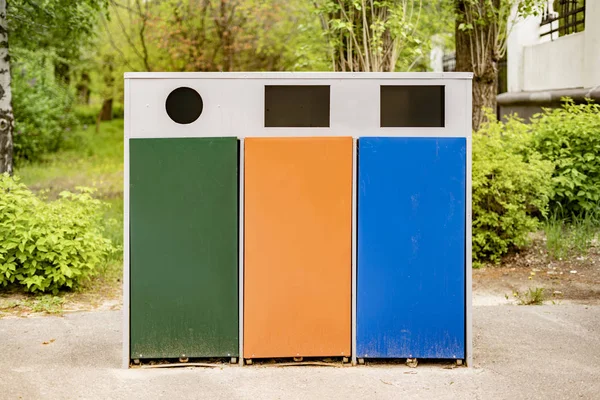 Tres cubos de basura de metal de diferentes colores o contenedores, clasificación de basura y conceptos de reciclaje — Foto de Stock