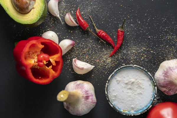 Vista dall'alto di ingredienti freschi di guacamole, verdure biologiche naturali in tavola, cucina casalinga — Foto Stock