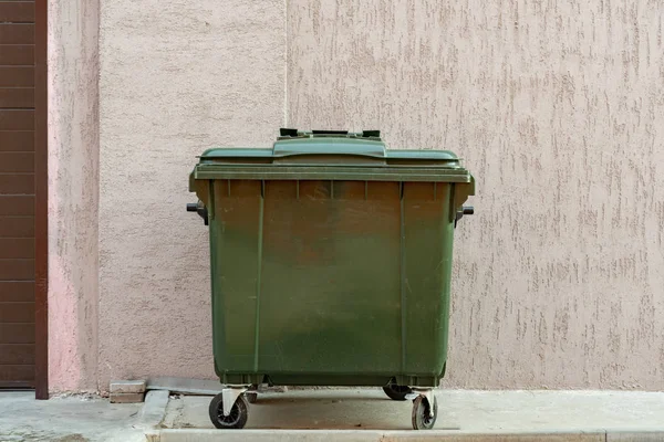 Metal verde viejo lleno de basura contenedor, conceptos de contaminación de la naturaleza — Foto de Stock