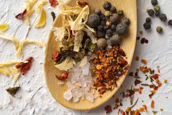 Bliska Duża drewniana łyżka z aromatyczną mieszanką papryki ziół i przypraw, Indian culinarys — Zdjęcie stockowe