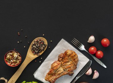 ızgara et kopyalama alanı, koyu yüzey, otlar, marul, domates, ahşap kaşık siyah baharat