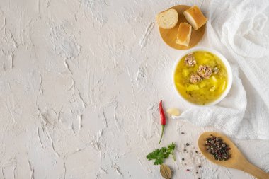 beyaz bir masada ekmek ile köfte ve patates ile sıcak taze haşlanmış çorba, lezzetli akşam yemekleri