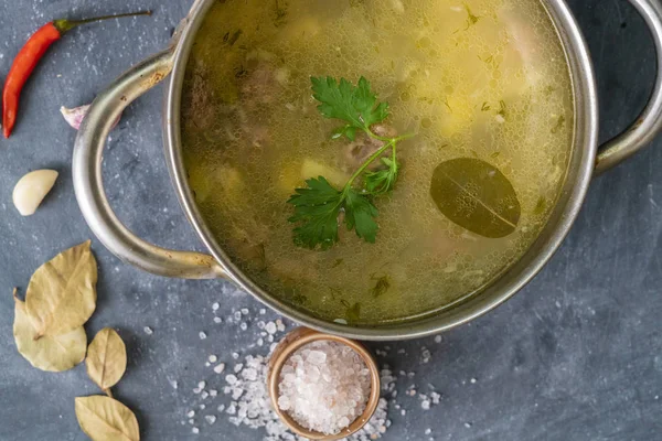 野菜や肉を使った熱い蒸しスープのトップビュー、夕食前の調理準備 — ストック写真