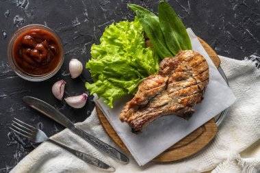 marul yaprakları, soğan ve sos, önemsiz et ile pişmiş kavrulmuş domuz fileto parçası