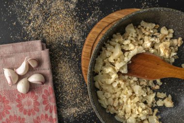 kızarmış veya rosted karnabahar bir tavada ahşap kesim tahta, vegeterian kahvaltı