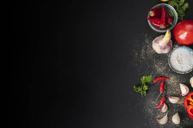 Siyah masalarda yemek pişirmek için farklı taze malzemelerin üst görünüm kopyalama alanı