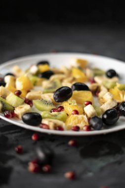 taze organik dilimlenmiş veya küçük parçalar egzotik meyve, garnet, kivi, muz doğranmış