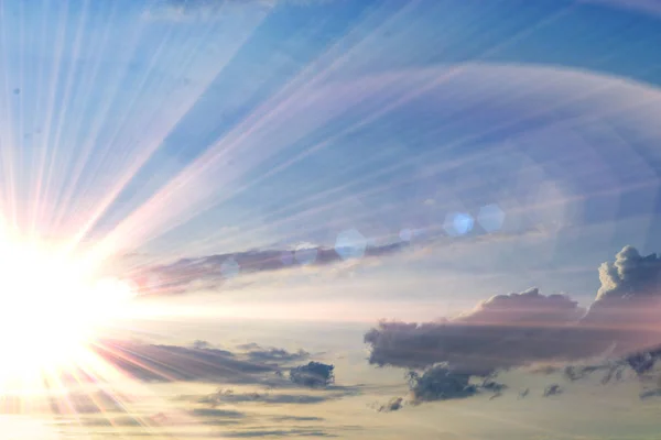 일몰 시간에 흐린 하늘, 노란 태양 광선 또는 광선은 구름을 통해 이동 — 스톡 사진