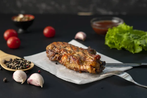 Gorący Prażony grillowany stek wołowy z czerwonym sosem, cebulą i przyprawami, sałaty — Zdjęcie stockowe
