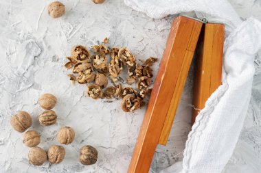özel bir ahşap alet ile fındık ve ceviz çatlama işlemi, sağlıklı fındık