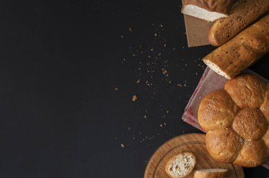 taze beyaz btead masanın üzerinde döşeme üst görünümü, siyah tablolar üzerinde boşluk kopyalamak