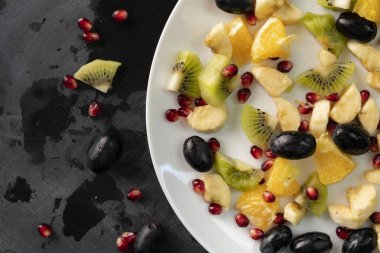 taze organik dilimlenmiş veya küçük parçalar egzotik meyve, garnet, kivi, muz doğranmış