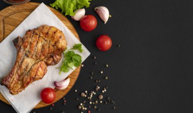 ızgara et kopyalama alanı, koyu yüzey, otlar, marul, domates, ahşap kaşık siyah baharat