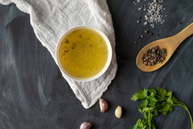 mutfakta bir seramik kase ev pişmiş boullion veya açık çorba, sağlıklı gıda ve diyetler
