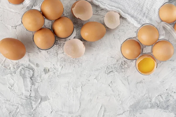 De nombreux œufs de poulet crus non cuits dans un plateau en plastique sur la table de grunge, régimes spéciaux d'œufs — Photo