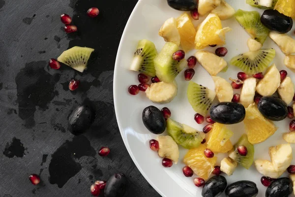 taze organik dilimlenmiş veya küçük parçalar egzotik meyve, garnet, kivi, muz doğranmış