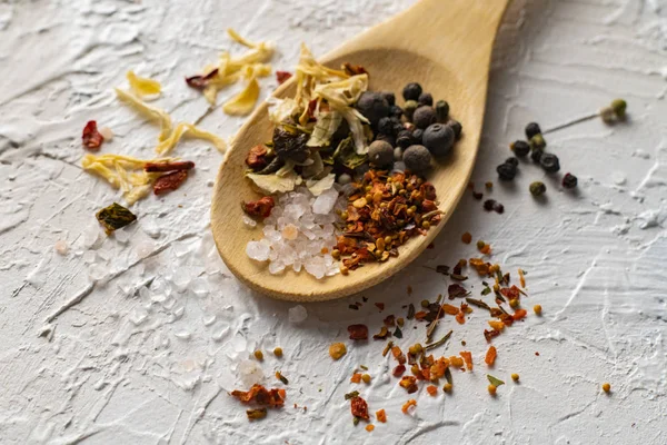 Primo piano grande cucchiaio di legno con mix aromatico di peperoni erbe e spezie, culinarie indiane — Foto Stock