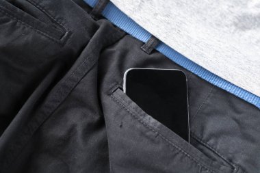 bir kişi pantolon veya kot arka cebinde dijital spartphone, modern iletişim ve internet bağlantıları