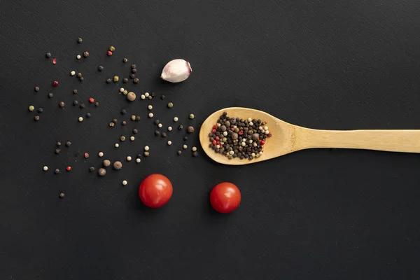 Miscela di pepe nero piccante, ciotola o cucchiaio di legno, tavolo o superfici nere — Foto Stock