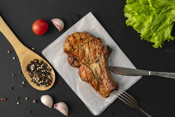 kırmızı sos, soğan ve baharat, marul yaprakları ile sıcak kavrulmuş barbekü sığır biftek