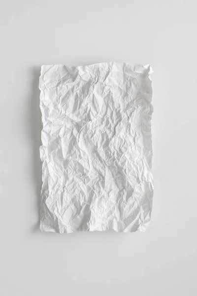 Hoja de papel blanco arrugado plano laico aislado en la mesa, textura de fondo y espacios de copia — Foto de Stock