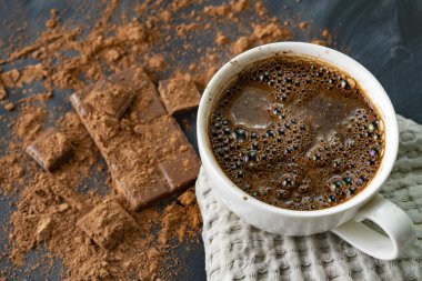 bir fincan taze sıcak buğulama çikolata, çikolata bar ve kakao koyu masalarda