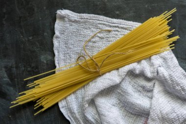 ham spagetti üst görünümü demet, düz karanlık yüzeylerde yatıyordu