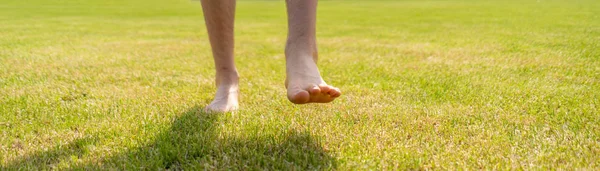 Barfüßiges Gehen auf dem Rasenplatz, gesunder Lebensstil praktiziert Yoga — Stockfoto