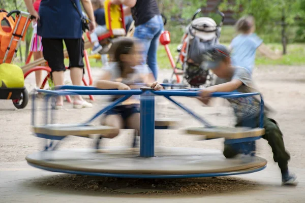 Visão de movimento de crianças amigáveis passeio no carrossel, crianças alegres — Fotografia de Stock