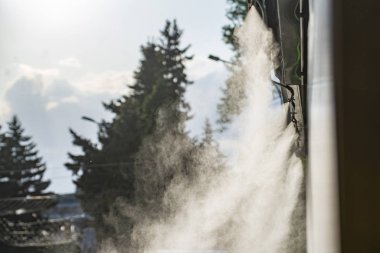 kaynayan sıcak yaz günlerinde bir kamu kafede soğutma için su püskürtme sistemi