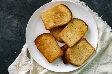 koyu masada taze sıcak tost ekmek dilimleri, sağlıklı lezzetli kahvaltı